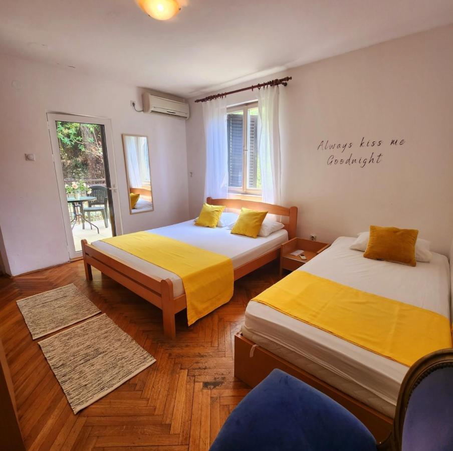 Bela Kuca Studio Apartments-Na Korak Do Mora-A Step To The Sea 라파일로비치 외부 사진