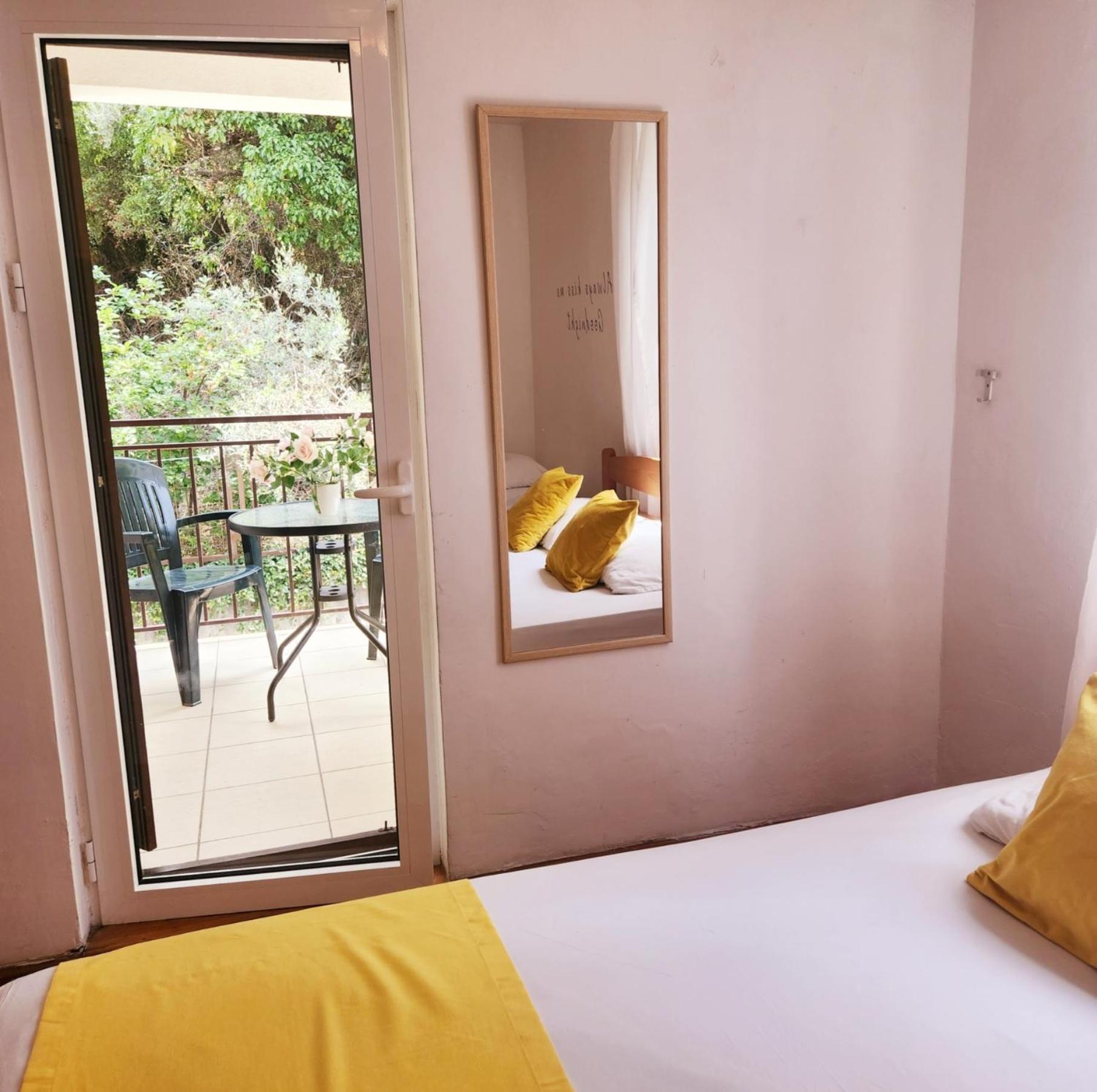 Bela Kuca Studio Apartments-Na Korak Do Mora-A Step To The Sea 라파일로비치 외부 사진